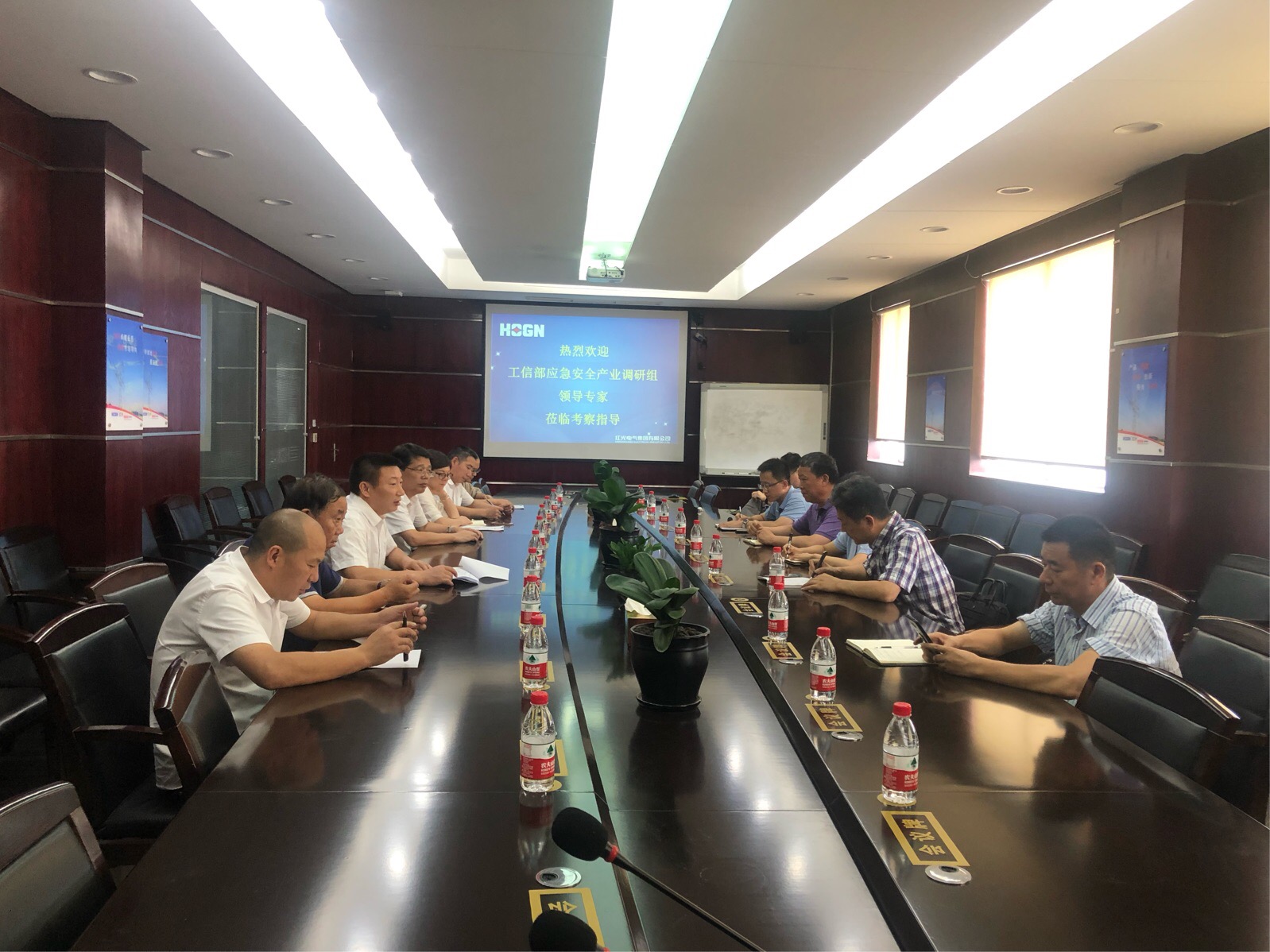 工信部应急清静工业生长战略调研组走进谈球吧电气集团