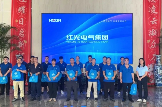 2025年7月 【“夏送清凉”举行时】乐清经济开发区总工会慰问谈球吧电气集团生产一线